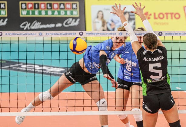 Bilder des Jahres, Sport 11 November Sport Themen der Woche KW47 Sport Bilder des Tages Volleyball - 1. BL Frauen - VC Wiesbaden - NAWARO Straubing - 23.11.22, Kein Kraut gewachsen, wenn Lena Große Scharmann (VCW) geflogen kommt, hier Shealyn McNamara (Straubing), -