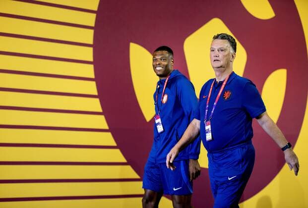 DOHA - Denzel Dumfries of Holland and Holland coach Louis van Gaal during a press briefing ahead of the Dutch national team, Nationalteam press conference, PK, Pressekonferenz at the Media Center on November 24, 2022 in Doha, Qatar. The Dutch national team is preparing for the World Cup match against Ecuador. ANP KOEN VAN WEEL FIFA World Cup, WM, Weltmeisterschaft, Fussball Qatar 2022 2022 xVIxANPxSportx xxANPxIVx