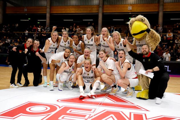 Bilder des Jahres, Sport 11 November Sport Themen der Woche KW47 Sport Bilder des Tages 24.11.2022, Qualifikation FIBA Damen EM 2023, Deutschland-Bosnien und Herzegowina, Die deutschen Spielerinnen jubeln nach dem Sieg Weißenfels Stadthalle Weißenfels Sachsen-Anhalt Germany