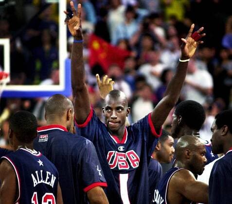SYDNEY 000917 - OS i Sydney 2000. Basket USA-Kina, 119-72, Kevin Garnett, USA gör en segergest efter att ha vunnit över Kina. SYDNEY AUSTRALIEN OS x599x Copyright: xJonasxLindkvistx