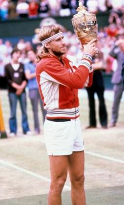 ** AFTONBLADET OUT ** LONDON 19800705. Björn Borg lyfter Wimbledonbucklan för femte aret i rad. Borg besegrade John McEnroe med 3-2 i finalen STOCKHOLM SWEDEN PB-KOD: 14 x14x Copyright: xJACOBxFORSELLx BORG WIMBLEDON 1980
