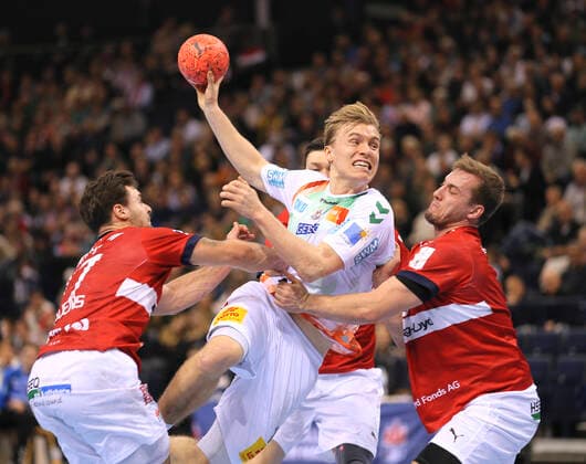Bilder des Jahres, Sport 11 November Sport Themen der Woche KW47 Sport Bilder des Tages Foto : Torwurf von Gisli Kristjansson SCM gegen Niklas Weller ( HSV ) und links ... Dani Baijens Handball Herren am 27.11.2022 1. Bundesliga HSV Hamburg - FC Magdeburg