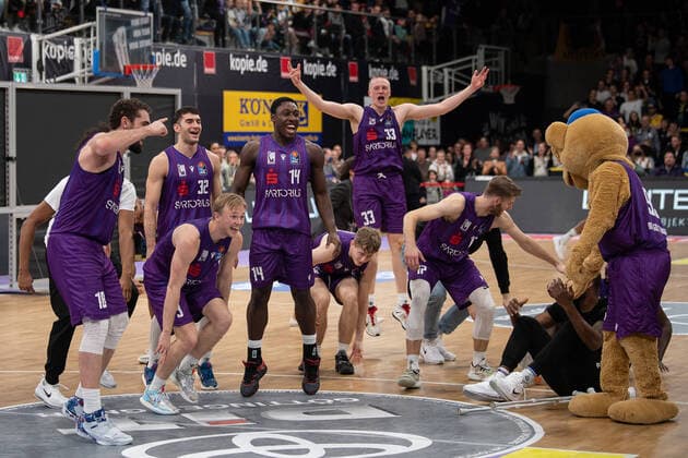 Bilder des Jahres, Sport 11 November Sport Themen der Woche KW47 Sport Bilder des Tages BG Göttingen - ALBA BERLIN 27.11.2022, Basketball-Bundesliga, Saison 2022 2023, BG Göttingen - ALBA BERLIN. Göttingens Spieler jubeln nach dem Spiel. Göttingen Niedersachsen Deutschland