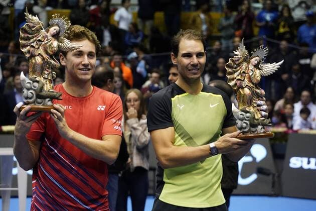 Bilder des Jahres, Sport 11 November TENIS-PARTIDO-NADAL-RUUD Quito 27 de noviembre del 2022. Los tenistas Rafael Nadal y Casper Ruud juegan un partido en el Coliseo Ruminahui por la Copa Kia Quito - Bicentenario API DANIEL MOLINEROS Quito Pichincha Ecuador Copyright: xDanielxMolinerosx