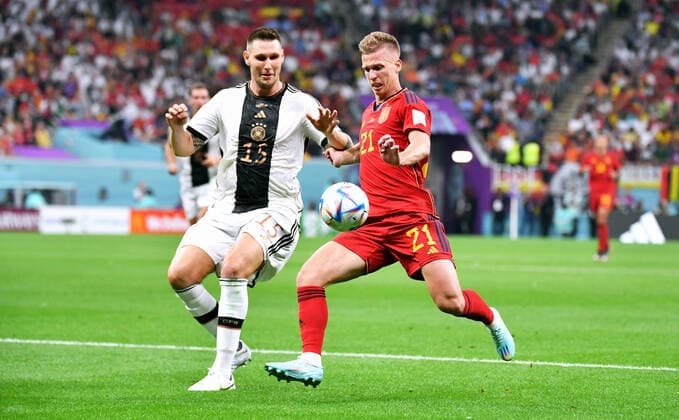 Fussball, Weltmeisterschaft, 2022, Herren, Qatar, Gruppe E, 2. Spieltag, Al Bayt Stadium: Spanien - Deutschland 1:1; Dani Olmo (SPA), Niklas Süle (GER). Aktion FIFA REGULATIONS PROHIBIT ANY USE OF PHOTOGRAPHS AS IMAGE SEQUENCES AND OR QUASI-VIDEO