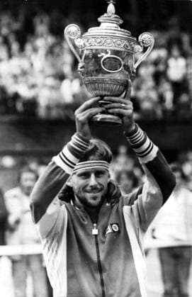 WIMBLEDON 1980, FINAL, MATCH ACTION. BJÖRN BORG, TENNISSPELARE SVERIGE, MED POKALEN EFTER ATT HAN VUNNIT MOT JOHN MCENROE MED 1-6, 7-5, 6-3, 6-7, 8-6. GLAD 1980-07-05 (c) HAMMETT KEITH Aftonbladet IBL Bildbyra * * * EXPRESSEN OUT * * * AFTONBLADET 3780 Stockholm Sverige x2512x