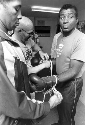 Göteborg omkring 1975 Boxaren Floyd Patterson avled morgonen den 11 maj 2006. Han blev mycket populär hos det svenska folket. Här tränar han tillsammans i Göteborg med brodern Raymond, som bosatte sig tidigt i Sverige.