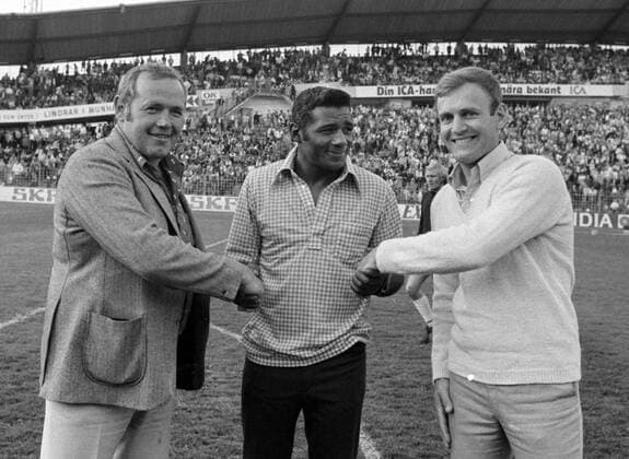 Göteborg 1976-06-23 - Straffsparkstävling i pausen i matchen IFK Göteborg - Helsingborg, mellan Floyd Patterson, Ulf Sterner och Ingemar Johansson. Ingvar Oldsberg intervjuar.