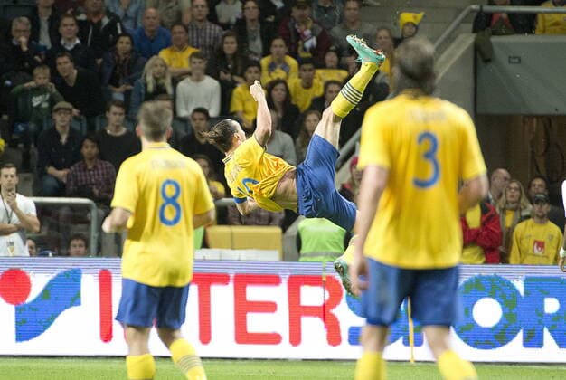 Landskamp, Sverige - England, 4 - 2, första fotbollsmatchen pa Nationalarenan, Friends arena . Zlatan Ibrahimovic, fotbollsspelare Sverige, gör 4-2, match action landslaget cykelspark bicykleta 2012-11-14 (c) ALLARD LASSE Aftonbladet TT * * * EXPRESSEN OUT * * * AFTONBLADET 2116 Stockholm Sverige x2512x