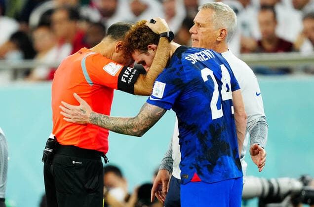 Sport Bilder des Tages Mandatory Credit: Photo by Javier Garcia Shutterstock (13640318ew) Referee Mateu Antonio comforts Josh Sargent of the USA. Iran v USA, FIFA World Cup, WM, Weltmeisterschaft, Fussball 2022, Group B, Football, Al Thumama Stadium, Doha, Qatar - 29 Nov 2022 Editorial Use Only Iran v USA, FIFA World Cup 2022, Group B, Football, Al Thumama Stadium, Doha, Qatar - 29 Nov 2022 Editorial Use Only Copyright: xJavierxGarcia Shutterstockx 13640318ew