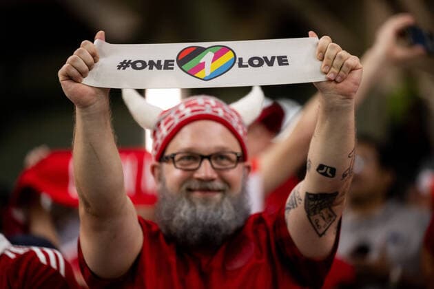Bilder des Jahres, Sport 11 November Sport Themen der Woche KW48 Sport Bilder des Tages 221130 A Denmark fan with an One Love armband ahead the FIFA World Cup, WM, Weltmeisterschaft, Fussball 2022 football match between Australia and Denmark on November 30, 2022 in Doha. Photo: Joel Marklund BILDBYRAN kod JM JM0395 bbeng fotboll football soccer fotball vm fotbolls-vm fotball-vm fotbolls-vm 2022 fifa world cup 2022 australien australia danmark denmark publik one love kaptensbindel Copyright: JOELxMARKLUND BB221130JM013