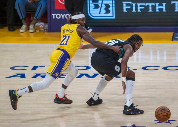 November 30, 2022, Los Angeles, California, USA: Patrick Beverly 21 of the Los Angeles Lakers defends against Justise Winslow 26 of the Portland Trail Blazers during their NBA, Basketball Herren, USA game on Wednesday November 30, 2022 at Crypto.com Arena in Los Angeles, California. Lakers defeat Trail Blazers, 128-109. PI Los Angeles USA - ZUMAp124 20221130_zaa_p124_045 Copyright: xJAVIERxROJASx