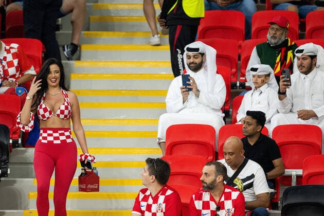 IMAGO Iconic Moments, Fußball Bilder des Jahres, Sport 12 Dezember Sport Themen der Woche KW48 Sport Bilder des Tages 221201 Croatian model Ivana Knoll walks past men in traditional Qatari clothing during the FIFA World Cup, WM, Weltmeisterschaft, Fussball 2022 football match between Croatia and Belgium on December 1, 2022 in Doha. Knoll s way of dressing has challenged the laws of Qatar, where the rules for women are quite strict. Photo: Joel Marklund BILDBYRAN kod JM JM0397 bbeng fotboll football soccer fotball vm fotbolls-vm fotball-vm fotbolls-vm 2022 fifa world cup 2022 kroatien croatia belgien belgium publik Copyright: JOELxMARKLUND BB221201JM022