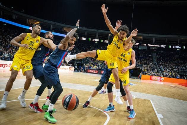 Bilder des Jahres, Sport 12 Dezember Sport Themen der Woche KW48 Sport Bilder des Tages Basketball Berlin 01.12.2022 Saison 2022 2023 Euroleague Regular Season Alba Berlin - FC Barcelona, Barca Maodo Lo (Alba Berlin, No.00) Cory Higgins (Barcelona, No.22)