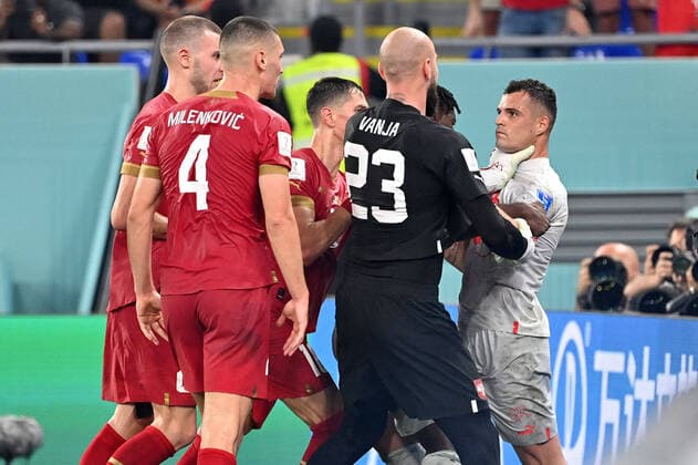 Bilder des Jahres, Sport 12 Dezember Sport Themen der Woche KW48 Sport Bilder des Tages Rudelbildung:Torwart MILINKOVIC-SAVIC Vanj (SRB) geht Granit XHAKA (SUI) an die Gurgel, unsportliches Verhalten,Streit,Auseinandersetzung. Serbien (SRB) - Schweiz (SUI) 2-3 Gruppenphase Gruppe G, Spiel 47 am 02.12.2022, Stadium 974, Fussball Weltmeisterschaft 2022 in Katar vom 20.11. - 18.12.2022
