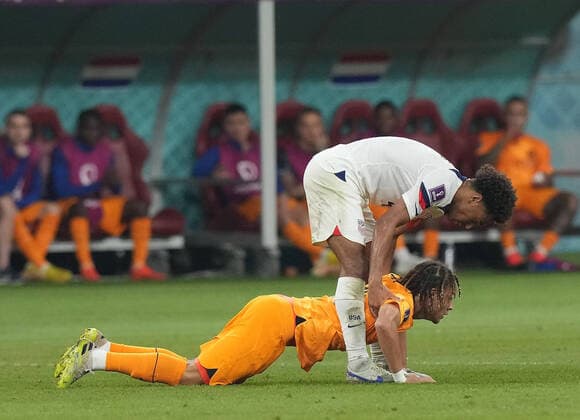 QAT, WM FIFA 2022, Achtelfinale, Niederlande vs USA 03.12.2022, Khalifa International Stadium, Doha, QAT, WM FIFA 2022, Achtelfinale, Niederlande vs USA, im Bild USA™s midfielder Tyler Adams , Netherlands midfielder Xavi Simons .