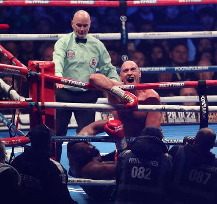 Bilder des Jahres, Sport 12 Dezember Sport Themen der Woche KW48 Sport Bilder des Tages Tyson Fury v Derek Chisora 03 December 2022 London, Heavyweight Boxing - Tyson Fury v Derek Chisora - Fury hangs on to the ropes as Chisora is on the floor. (Photo by Mark Leech). London UK Copyright: xMarkxLeechxOffside