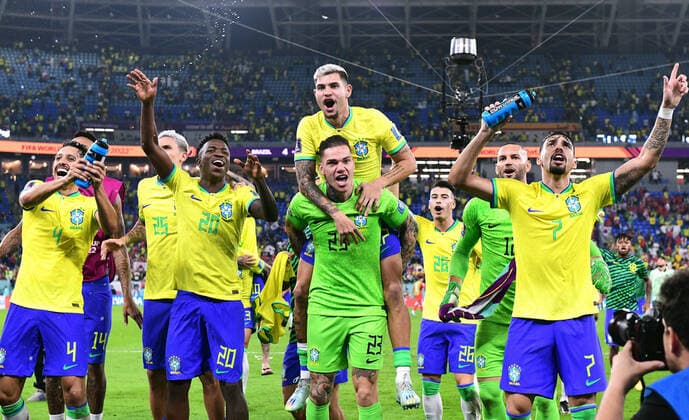 Fussball, Weltmeisterschaft, 2022, Herren, Qatar, 6. Achtelfinale, Stadium 974t Stadium: Brasilien - Südkorea 4:1; Schlussjubel Brasilien, Marquinhos (BRA), Vinicius Jr (BRA), Ederson (BRA), Bruno Guimaraes (BRA), Lucas Paqueta (BRA). Jubel, Freude, Aktion. FIFA REGULATIONS PROHIBIT ANY USE OF PHOTOGRAPHS AS IMAGE SEQUENCES AND OR QUASI-VIDEO