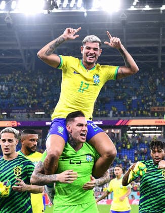 Fussball, Weltmeisterschaft, 2022, Herren, Qatar, 6. Achtelfinale, Stadium 974t Stadium: Brasilien - Südkorea 4:1; Schlussjubel Brasilien, Ederson (BRA), Bruno Guimaraes (BRA). Jubel, Freude, Aktion. FIFA REGULATIONS PROHIBIT ANY USE OF PHOTOGRAPHS AS IMAGE SEQUENCES AND OR QUASI-VIDEO