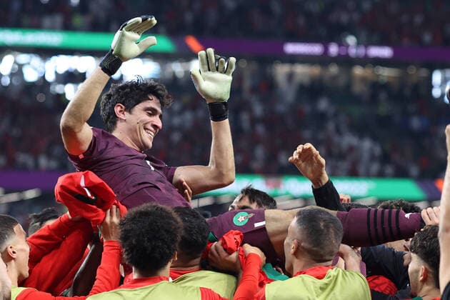 Bilder des Jahres 2022, Sport 12 Dezember Sport Bilder des Tages Morocco v Spain : FIFA World Cup, WM, Weltmeisterschaft, Fussball 06 December 2022, Doha - FIFA World Cup Qatar - Round of 16 - Morocco v Spain - Morocco goalkeeper Yassine Bounou is thrown in the air by his celebrating teammates - Photo: Charlotte Wilson Offside. Doha Qatar Copyright: xCharlottexWilsonx xOffsidexOffside