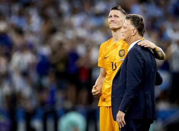 AL DAAYEN - (lr) Wout Weghorst of Holland and Holland coach Louis van Gaal after the FIFA World Cup, WM, Weltmeisterschaft, Fussball Qatar 2022 quarterfinal match between the Netherlands and Argentina at the Lusail Stadium on December 9, 2022 in Al Daayen, Qatar. ANP KOEN VAN WEEL FIFA World Cup Qatar 2022 2022 xVIxANPxSportx xxANPxIVx
