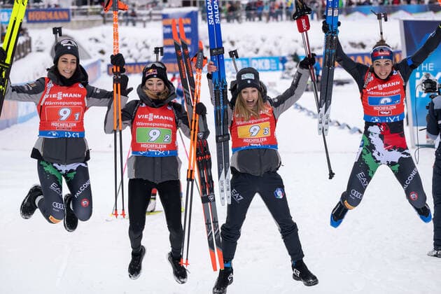 Bilder des Jahres 2022, Sport 12 Dezember Sport Bilder des Tages Jubel und Freude über den 3th Platz bei Rebecca Passler, Dorothea Wierer, Samuela Comola und Lisa Vittozzi (ITA). Oesterreich, Hochfilzen, 11.12.2022, Biathlon, IBU World Cup: Hochfilzen, 2022 2023, , Women 4x6km Staffel, Biathlon und Langlauf Zentrum Foto: A2 Bildagentur Peter Hartenfelser