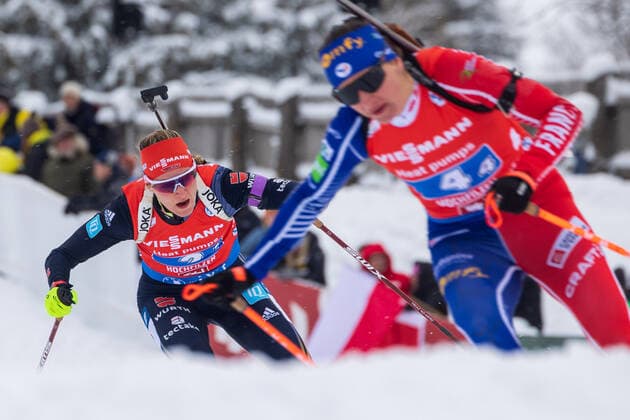 Bilder des Jahres 2022, Sport 12 Dezember Unerreichbar . . . Julia SIMON (FRA) vor Denise HERRMANN-WICK (GER, WSC Erzgebirge Oberwiesenthal). Biathlon, 4 x 7,5 km Staffel der Frauen. Biathlon IBU Weltcup, Saison 2022-2023, am 11.12.2022, in Hochfilzen, Oesterreich. Quelle Copyright Credit : Oryk HAIST