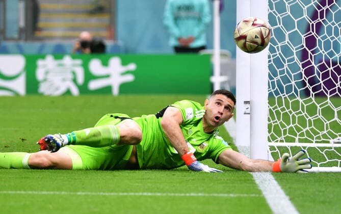 Fussball Weltmeisterschaft , Herren, Qatar 2022, 1. Halbfinale, Lusail Iconic Stadium, Argentinien - Kroatien 3:0; Emiliano Martinez (ARG). Aktion, Einzelbild. FIFA REGULATIONS PROHIBIT ANY USE OF PHOTOGRAPHS AS IMAGE SEQUENCES AND OR QUASI-VIDEO