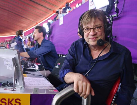 Bilder des Jahres 2022, Sport 12 Dezember Sport Themen der Woche KW50 Sport Bilder des Tages FUSSBALL WM 2022 Halbfinale Frankreich - Marokko 14.12.2022 ZDF Fussball Kommentator Bela Rethy kommentiert auf der Medientribuene des AL BAyt Stadion an seinem 66. Geburtstag sein letztes Spiel und geht danach in den Ruhestand, Co-Kommentator Sandro Wagner (hinten)