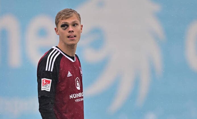 Bilder des Jahres 2022, Sport 12 Dezember Sport Themen der Woche KW50 Sport Bilder des Tages 16.12.2022 - Fussball - Saison 2022 2023 - Testspiel Freundschaftsspiel Vorbereitungsspiel : TSV 1860 München ( Löwen ) - 1. FC Nürnberg FCN ( Club ) - - Louis Breunig (32, 1. FC Nürnberg FCN ) mit blauem Auge Veilchen