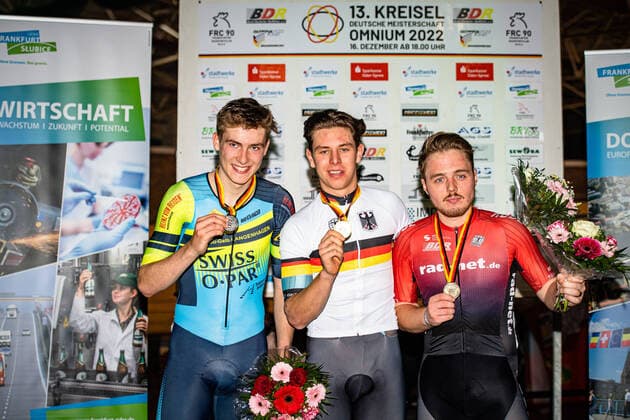 Bilder des Jahres 2022, Sport 12 Dezember Sport Themen der Woche KW50 Sport Bilder des Tages SCHRÖDER Jasper, TEUTENBERG Tim Torn, MALCHAREK Moritz: DM Omnium 2022 - Frankfurt Oder SCHRÖDER Jasper ( GER ) RC Blau Gelb v. 1927 Langenhagen - Second Place - TEUTENBERG Tim Torn ( GER ) Team Leopard Pro Cycling - Winner - First Place - MALCHAREK Moritz ( GER ) rad-net ROSE Team - Third Place - Award Ceremony - Medal Ceremony - Podium .- Querformat - quer - horizontal - Landscape - Event Veranstaltung: DM Omnium 2022 - Deutsche Meisterschaft - Category Kategorie: Cycling - Track cycling, Rad, Radsport, Bahnrad, Bahn National Championship Omnium - Elite Men and Women - Location Ort: Europe Germany - Brandenburg - Märkisch Oderland - Frankfurt Oder - Oderlandhalle - Discipline: Omnium - Distance: ... m - Date Datum: 17.12.2022 Saturday Day 2 -