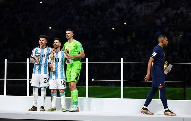 Sport Bilder des Tages Mandatory Credit: Photo by Kieran McManus Shutterstock (13670809he) Enzo Fernandez of Argentina, Young Player of the Tournament, Lionel Messi of Argentina, Player of the Tournament, Emiliano Martinez goalkeeper of Argentina, Golden Glove winner and Kylian Mbappe of France, Golden Boot winner Argentina v France, FIFA World Cup, WM, Weltmeisterschaft, Fussball 2022, Final, Football, Lusail Stadium, Al Daayen, Qatar - 18 Dec 2022 Editorial Use Only Argentina v France, FIFA World Cup 2022, Final, Football, Lusail Stadium, Al Daayen, Qatar - 18 Dec 2022 Editorial Use Only Copyright: xKieranxMcManus Shutterstockx 13670809he