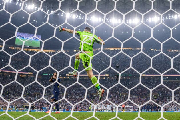 Sport Bilder des Tages 221218 Kingsley Coman of France looks dejected as goalkeeper Emiliano Martinez of Argentina celebrates during the penalty shootout during the FIFA World Cup, WM, Weltmeisterschaft, Fussball 2022 final between Argentina and France on December 18, 2022 in Doha. Photo: Joel Marklund BILDBYRAN kod JM JM0415 bbeng fotboll football soccer fotball vm fotbolls-vm fotball-vm fotbolls-vm 2022 fifa world cup 2022 final argentina frankrike france jubel celebration depp dejected Copyright: JOELxMARKLUND BB221218JM243