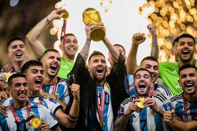 221218 Lionel Messi of Argentina hoists the World Cup trophy as the team celebrate winning the FIFA World Cup, WM, Weltmeisterschaft, Fussball 2022 final between Argentina and France on December 18, 2022 in Doha. Photo: Joel Marklund BILDBYRAN kod JM JM0415 bbeng fotboll football soccer fotball vm fotbolls-vm fotball-vm fotbolls-vm 2022 fifa world cup 2022 final argentina frankrike france jubel VM-guld pokal topx Copyright: JOELxMARKLUND BB221218JM302