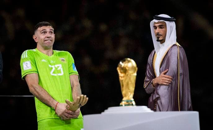 Doha, Qatar. 18th Dec, 2022. Torwart Emiliano Martinez (Arg) celebrates with the golden glove award Argentina - France Final Match Argentinien - Frankreich World Cup 2022 in Qatar 18.12.2022