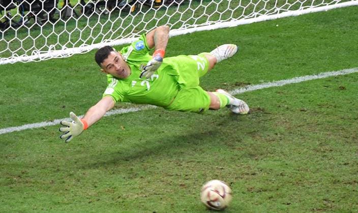 Fussball Weltmeisterschaft, Herren, Qatar 2022, Finale, Lusail Iconic Stadium, Argentinien - Frankreich 4:2 n.E.; Emiliano Martinez (ARG) beim Elfmeter von Aurelien Tchouameni (FRA), der am Tor vorbei schiesst. FIFA REGULATIONS PROHIBIT ANY USE OF PHOTOGRAPHS AS IMAGE SEQUENCES AND OR QUASI-VIDEO