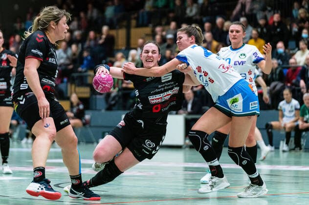 Bilder des Jahres 2022, Sport 12 Dezember Sport Themen der Woche KW51 Sport Bilder des Tages Sina Ehmann (Frisch Auf Goeppingen 22) foult Svea Geist (Buchholz 08-Rosengarten 21) Buchholz 08-Rosengarten vs. Frisch Auf Goeppingen, Handball, Frauen, 2. Bundesliga, Spieltag 6, Saison 2022 2023, 21.12.2022 -Pressefoto Marcel von Fehrn Buchholz 08-Rosengarten vs. Frisch Auf Goeppingen, Handball, Frauen, 2. Bundesliga, Spieltag 6, Saison 2022 2023, 21.12.2022 Buchholz Copyright: xEibner-Pressefoto MarcelxvonxFehrnx EP_MFN