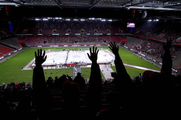 Bilder des Jahres 2022, Sport 12 Dezember Sport Themen der Woche KW51 Köln, 22.12.2022, Eishockey, Penny DEL, 34. Spieltag, Cologne Stadium Series, RheinEnergieSTADION, Kölner Haie - Fischtown Pinguins Bremerhaven: Das RheinEnergieSTADION, die Heimat des 1. FC Köln wird zum Eishockeyfeld. Die Haie betreten das Eis. Zuschauer Jubelnd der Mannschaft von der Tribüne aus zu. Nordrhein-Westfalen Deutschland