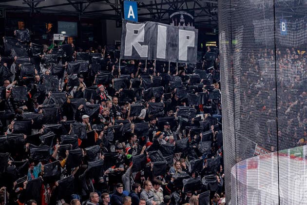 Bilder des Jahres 2022, Sport 12 Dezember Sport Themen der Woche KW51 Sport Bilder des Tages PENNY DEL: Löwen Frankfurt - ERC Ingolstadt, Eissporthalle Frankfurt, 23.12.2022 Choreo der Löwen Fans für den Jahrestag des verstorbenen Niclas Kaus, RIP, R.I.P., Rest in Peace, Choreographie, Löwen Frankfurt - ERC Ingolstadt, Frankfurt, Eissporthalle, 23.12.2022 Copyright: xBEAUTIFULxSPORTS Gawlikx