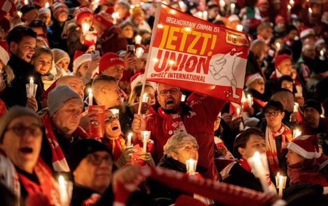 Bilder des Jahres 2022, Sport 12 Dezember Sport Themen der Woche KW51 Sport Bilder des Tages 23.12.2022, GER, Fußball, Herren, 1. Bundesliga, 1. BL, 1. FC Union Berlin, Weihnachtssingen Anhänger von Union Berlin beim 20. Weihnachtssingen Berlin Stadion An der Alten Försterei Berlin Deutschland