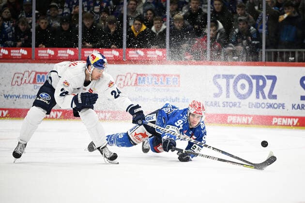 Bilder des Jahres 2022, Sport 12 Dezember Sport Themen der Woche KW51 Sport Bilder des Tages (v.l.n.r.) Jonathon Blum (Red Bull Muenchen) Phil Hungerecker (Schwenninger Wild Wings 94) Schwenninger Wild Wings gegen Red Bull Muenchen, Eishockey, DEL, 34. Spieltag, Saison 2022 2023, 23.12.2022 Schwenninger Wild Wings gegen Red Bull Muenchen, Eishockey, DEL, Penny DEL, 32. Spieltag, Saison 2022 2023, 23.12.2022 Schwenningen Copyright: xEibner-Pressefoto SvenxLaeglerx EP_SVL