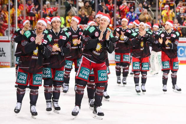 Bilder des Jahres 2022, Sport 12 Dezember Sport Themen der Woche KW51 Sport Bilder des Tages Penny DEL, Duesseldorfer EG - Grizzlys Wolfsburg, PSD Bank Dome, 23.12.2022, Duesseldorf Die Spieler der DEG wuenschen ihren Fans frohe Weihnachten. Penny DEL, Duesseldorfer EG - Grizzlys Wolfsburg, PSD Bank Dome, am 23.12.2022, Duesseldorf. Copyright: xBEAUTIFULxSPORTS Meuselx