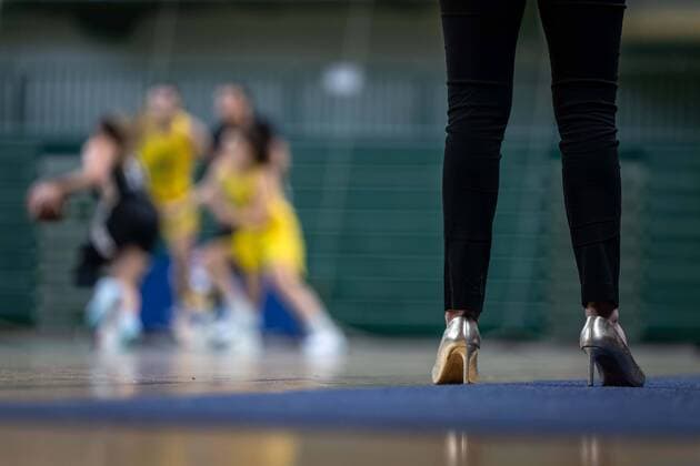 Bilder des Jahres 2022, Sport 12 Dezember Sport Themen der Woche KW51 Basketball Berlin 23.12.2022 Saison 2022 2023 1. Bundesliga DBBL Alba Berlin - TK Hannover Luchse Die Schuhe von Sidney Parsons (Hannover, Trainer) Trainerin