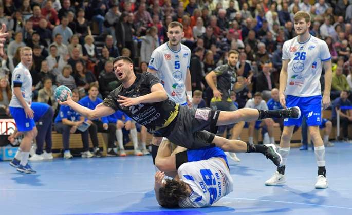 Bilder des Jahres 2022, Sport 12 Dezember Sport Themen der Woche KW52 Sport Bilder des Tages 26.12.2022, Dresdens Philip Jungemannfäält über Dessaus Tillman Leu, Handball, 2. Bundesliga, HC Elbflorenz Dresden - Dessau-Rosslauer HV, c Dresden Sachsen
