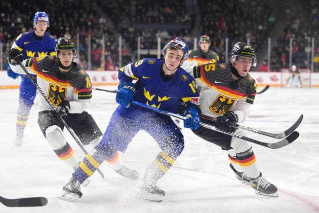 Bilder des Jahres 2022, Sport 12 Dezember Sport Themen der Woche KW52 Sport Bilder des Tages 221227 Isak RosÃ n of Sweden against Julian Lutz and Robin van Calster of Germany during the 2023 IIHF World Junior Championship game between Germany and Sweden on December 27, 2022 in Halifax. Photo: Simon Hastegard BILDBYRAN kod SH SH0386 ishockey Ice hockey, Eishockey jvm junior-vm u20 2023 iihf world junior championship world juniors tyskland germany sverige sweden bbeng Copyright: SIMONxHASTEGARD BB221227SH037