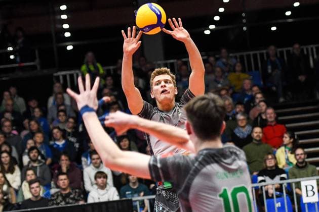 Bilder des Jahres 2022, Sport 12 Dezember Sport Themen der Woche KW52 Sport Bilder des Tages GER, VBL, VfB Friedrichshafen vs TSV Haching München Muenchen 27.12.2022, Messehalle B2, Friedrichshafen, GER, VBL, VfB Friedrichshafen vs TSV Haching München Muenchen, im Bild Marcell Mikulass Koch (Haching, 1), Zuspiel auf Daniel Günther Guenther (Haching, 10)