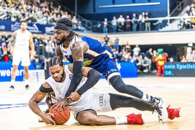 Bilder des Jahres 2023, Sport 01 Januar Sport Themen der Woche KW01 Sport Bilder des Tages Rostock, Deutschland 03. Januar 2023: 1.BBL - 2022 2023 - Rostock Seawolves vs. FC Bayern München v. li. im Zweikampf Corey Walden (FC Bayern München) und JeQuan Lewis (Rostock Seawolves) Copyright: xFotostandx xVoelkerx