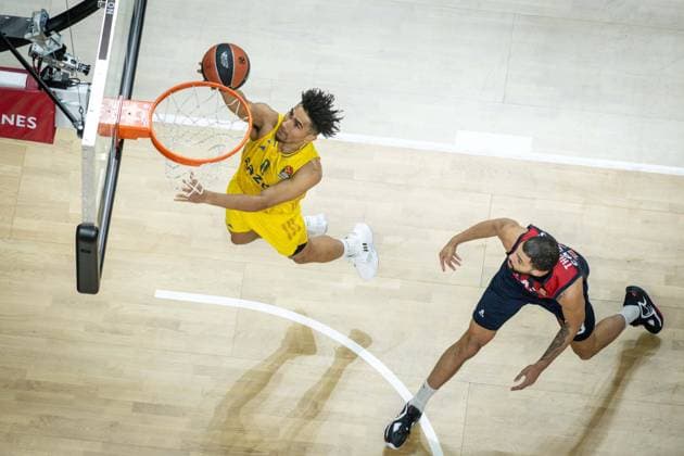 Bilder des Jahres 2023, Sport 01 Januar Sport Themen der Woche KW01 Sport Bilder des Tages Basketball Berlin 05.01.2023 Saison 2022 2023 Euroleague Regular Season Alba Berlin - Cazoo Baskonia Vitoria-Gasteiz Maodo Lo (Alba Berlin, No.00) Darius Thompson (Baskonia, No.13)