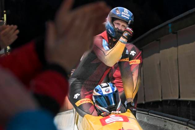 Bilder des Jahres 2023, Sport 01 Januar Sport Themen der Woche KW01 FRIEDRICH Francesco GER MARGIS Thorsten BAUER Candy Siegerpose im Zielauslauf 08.01.2023 ¢ Viererbob Herren ¢ BMW IBSF Weltcup Bob & Skeleton in Winterberg, Veltins-Arena, NRW Germany