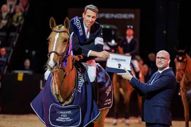 Bilder des Jahres 2023, Sport 01 Januar Sport Themen der Woche KW02 Sport Bilder des Tages BASEL - Longines CHI Classics 2023, BASEL - Longines CHI Classics 2023 VON ECKERMANN Henrik (SWE), King Edward, BAUMGARTNER Matthieu (Vize Präsident Marketing Longines) Siegerehrung Prize giving ceremony LONGINES FEI Jumping World Cupâ ¢ of Basel presented by J. Safra Sarasin Int. jumping competition with jump-off (1.60 m) - CSI5* Competition counts for the LONGINES RANKINGS Basel, St. Jakobshalle 15. January 2023 -